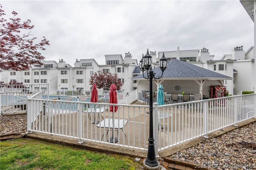 Location, location, location! This stunningly renovated 2 bed, 2 - photo 32