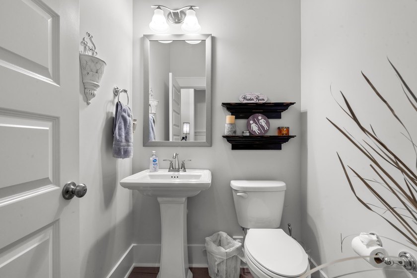 Beautifully upgraded 3-bedroom, 2.5-bath home located in the - photo 32