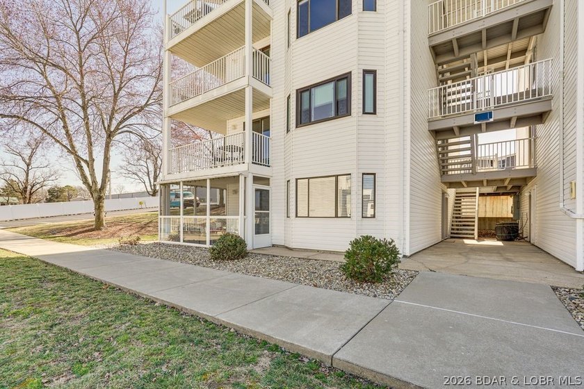 Location, location, location! This stunningly renovated 2 bed, 2 - photo 34