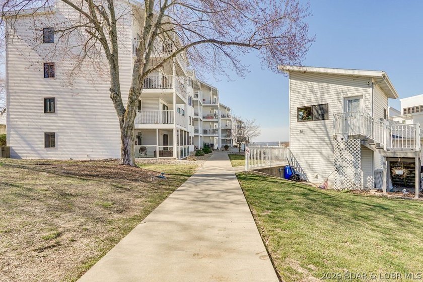 Location, location, location! This stunningly renovated 2 bed, 2 - photo 35