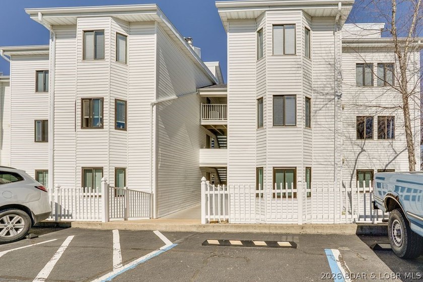 Location, location, location! This stunningly renovated 2 bed, 2 - photo 36