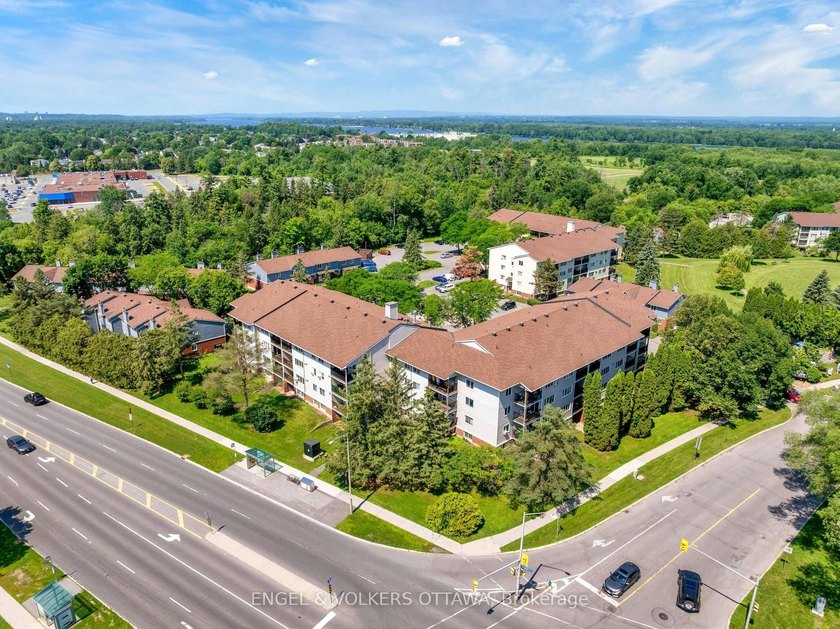 Welcome to this beautifully renovated 2-bedroom main floor condo - photo 28