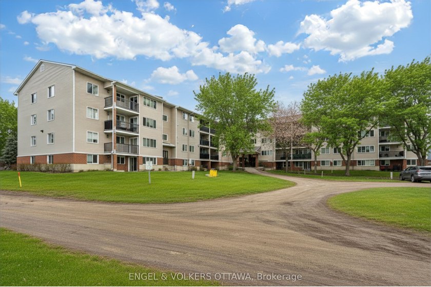 Welcome to this beautifully renovated 2-bedroom main floor condo - photo 32