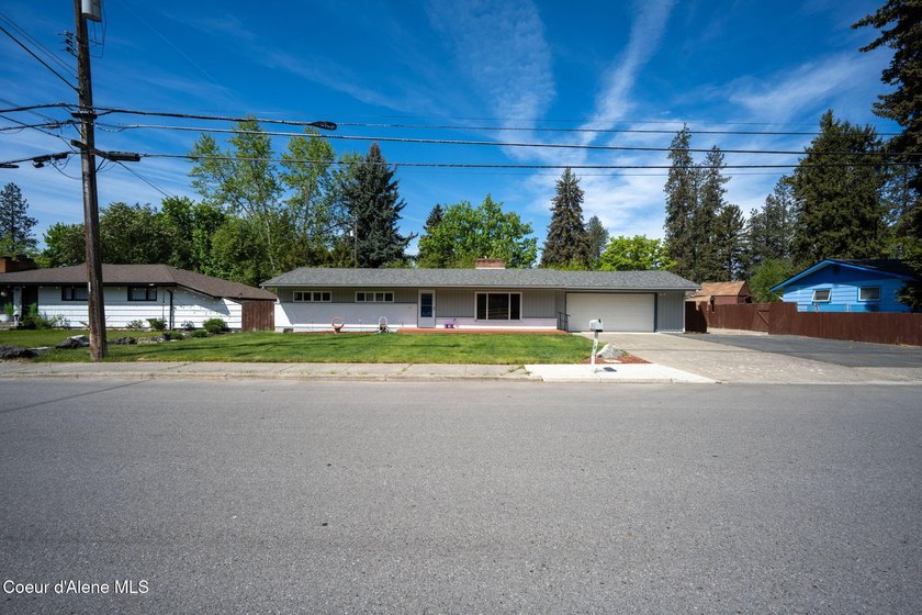 Looking for the perfect location? This 4-bed, 2-bath puts you - photo 2