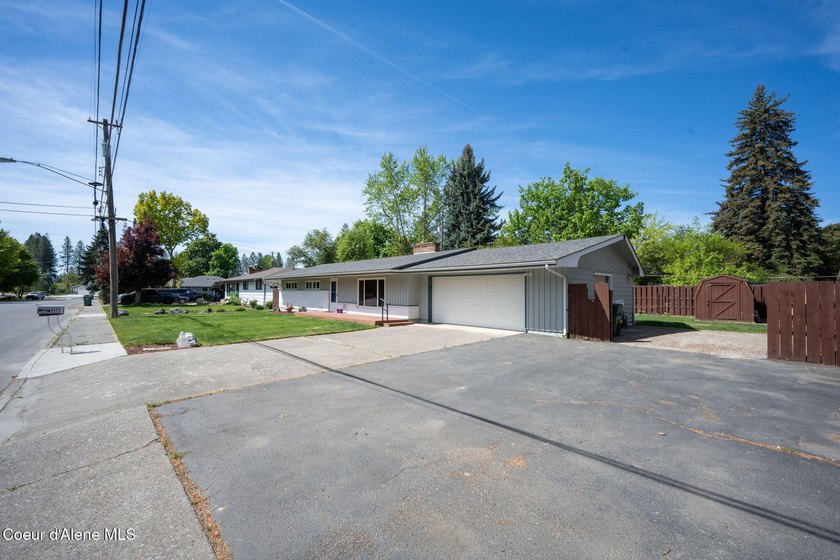 Looking for the perfect location? This 4-bed, 2-bath puts you - photo 4