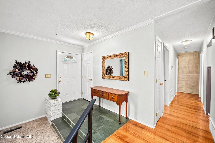 Looking for the perfect location? This 4-bed, 2-bath puts you - photo 6