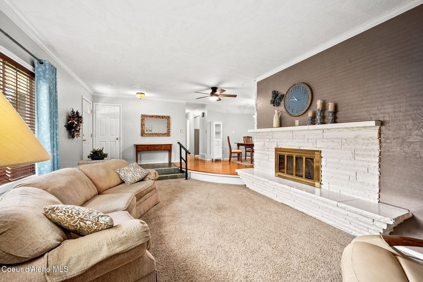 Looking for the perfect location? This 4-bed, 2-bath puts you - photo 9