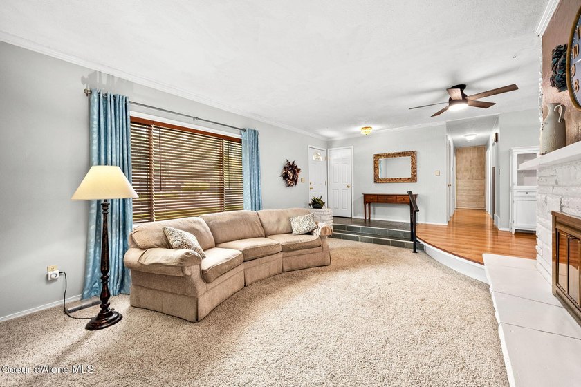 Looking for the perfect location? This 4-bed, 2-bath puts you - photo 10