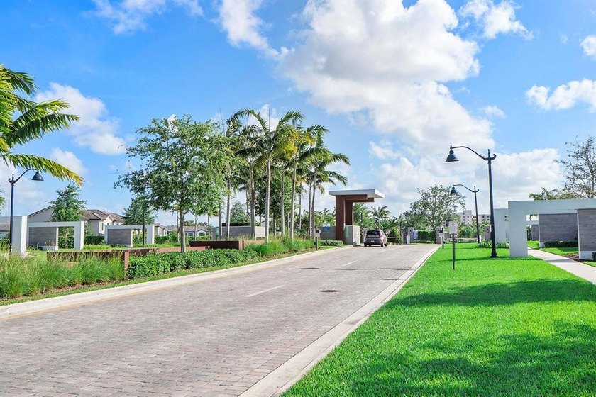This 2024, like new, Pulte home is located in the uber - photo 23