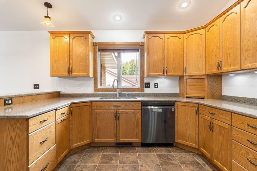 Spacious and versatile, this brick rambler offers nearly 4,000 - photo 9