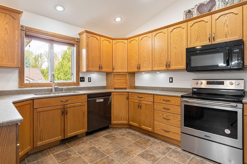 Spacious and versatile, this brick rambler offers nearly 4,000 - photo 10