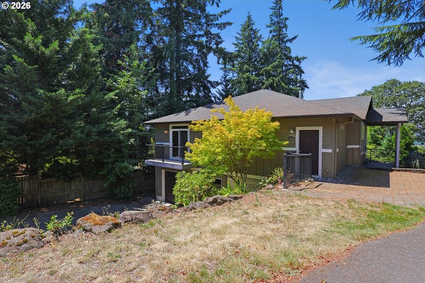 Thoughtfully designed with spacious rooms and an open, vaulted - photo 2