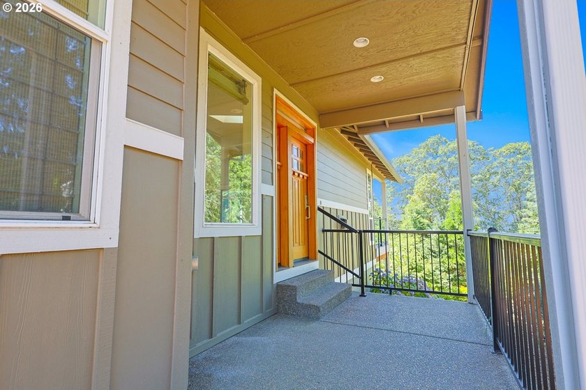 Thoughtfully designed with spacious rooms and an open, vaulted - photo 5