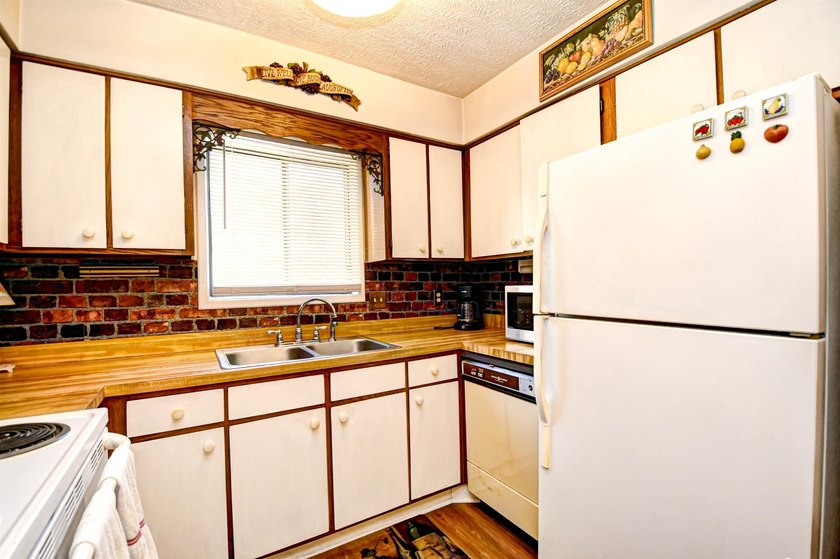 NO HOA, and SHORT TERM RENTAL ALLOWED! Just 2.5 blocks from the - photo 14