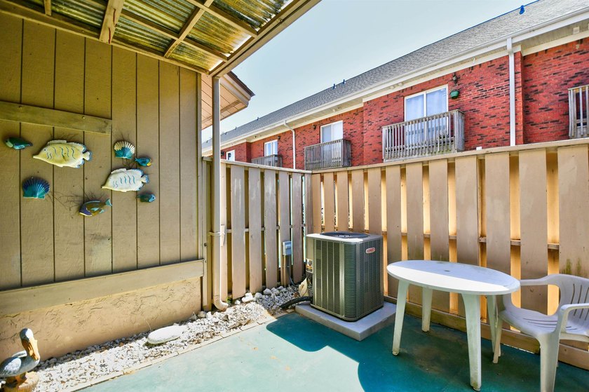 NO HOA, and SHORT TERM RENTAL ALLOWED! Just 2.5 blocks from the - photo 27