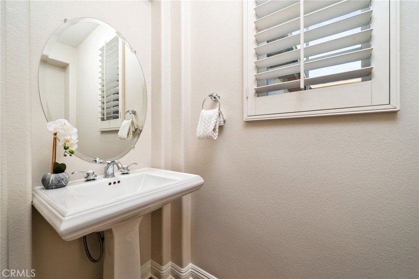 Located in the highly coveted gated community of Oakhart Estates - photo 17