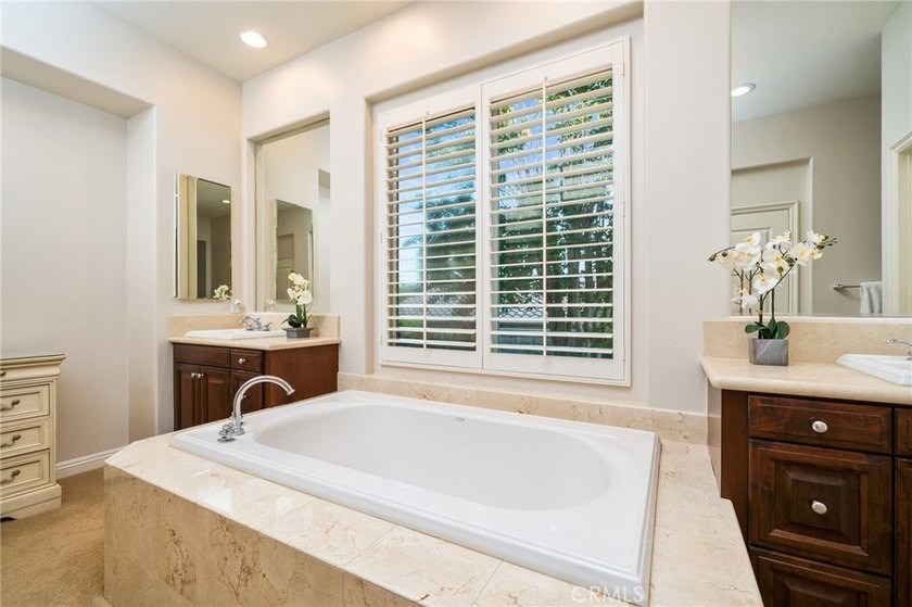Located in the highly coveted gated community of Oakhart Estates - photo 23