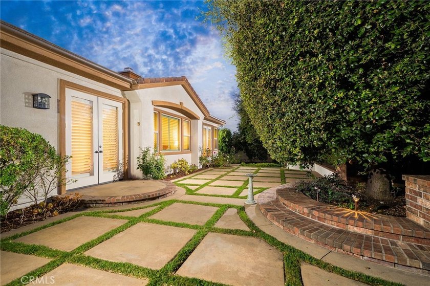 Located in the highly coveted gated community of Oakhart Estates - photo 34