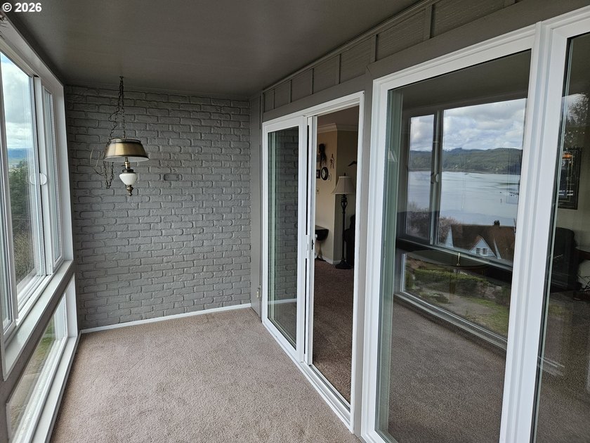 Premier, fully furnished corner unit in ground level Marine - photo 4