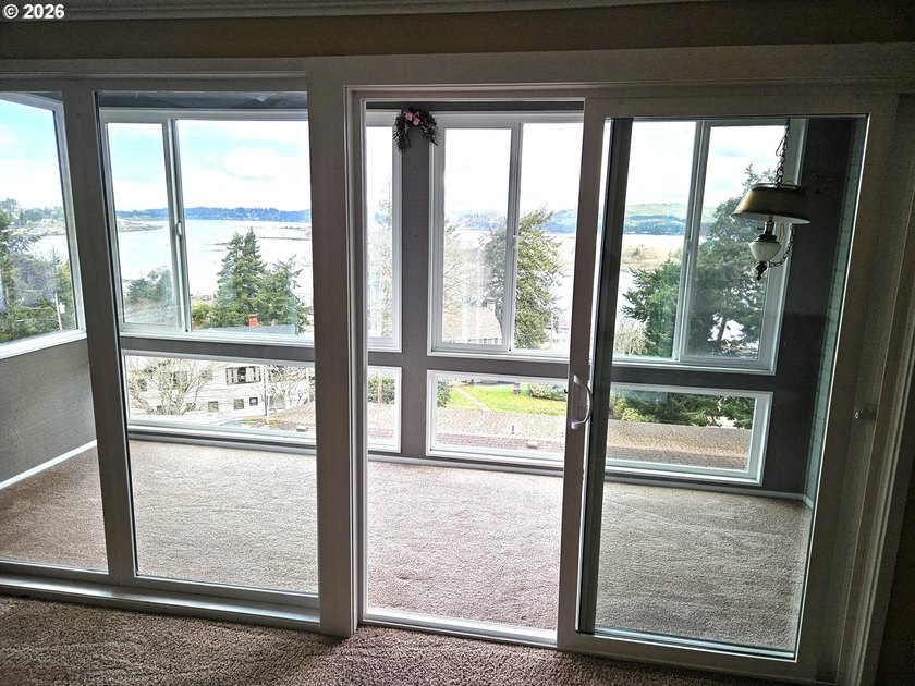 Premier, fully furnished corner unit in ground level Marine - photo 5