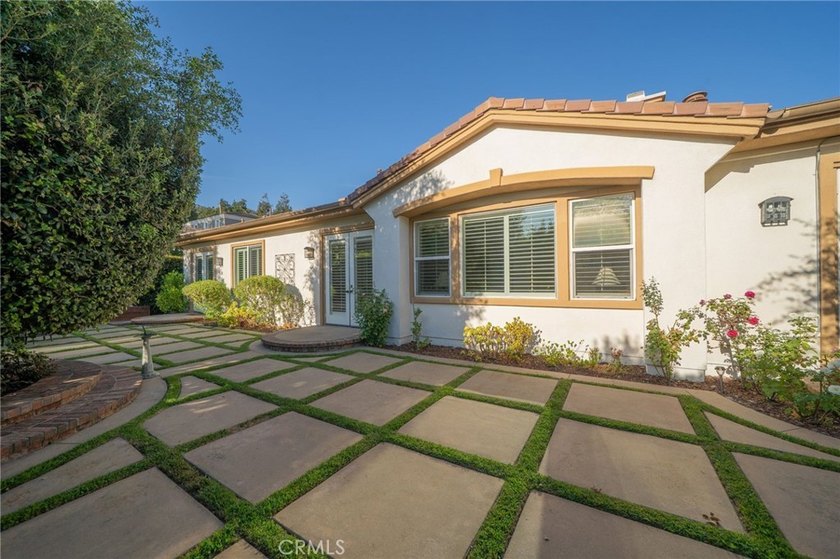 Located in the highly coveted gated community of Oakhart Estates - photo 41