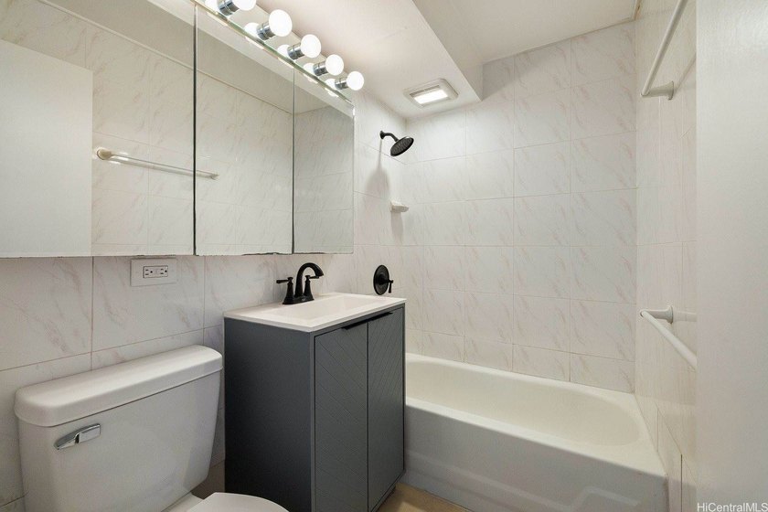 Centrally located 2 bedroom, 1 bathroom apartment with 1 parking - photo 14