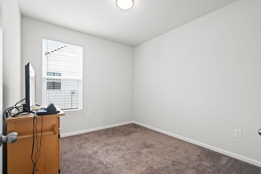 CORNER LOT - POND VIEW HOME - WITH EXTRA PRIVACY. This 2 bed, 2 - photo 16