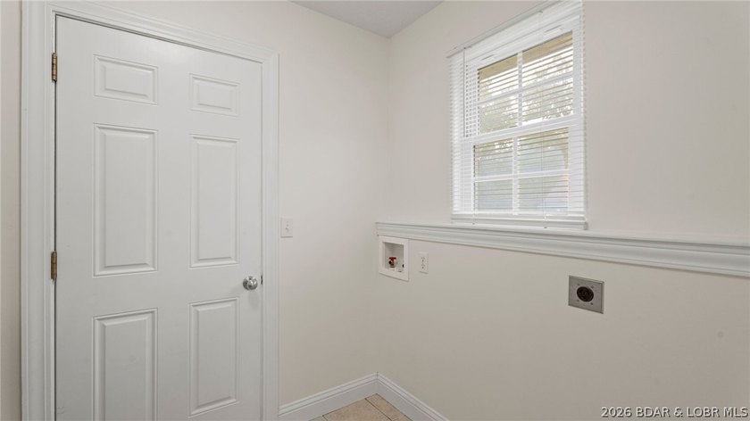 Beautifully maintained 5-bedroom, 3.5-bath home located in the - photo 41