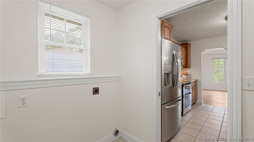 Beautifully maintained 5-bedroom, 3.5-bath home located in the - photo 44
