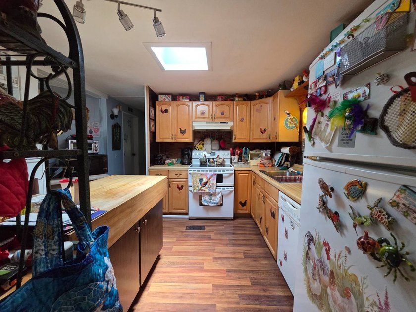 This 2 bed 2 bath home is located in Windmill Manor a 5 star - photo 3