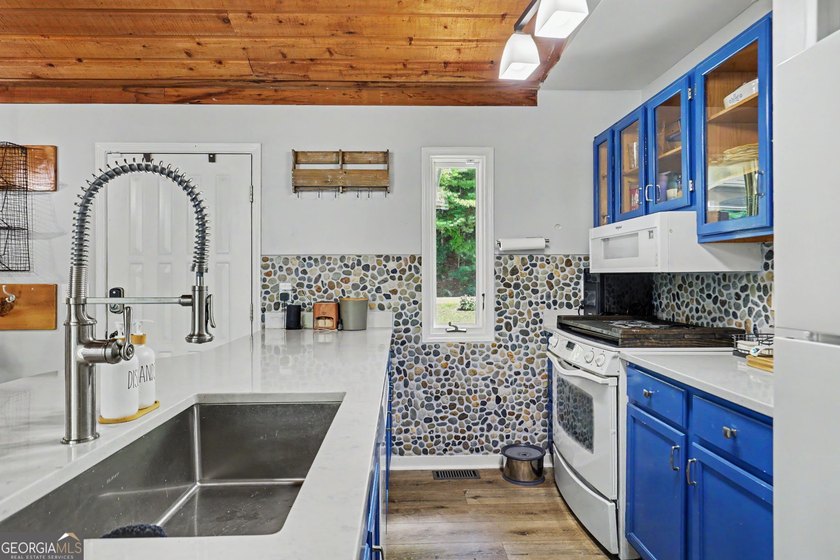 Enjoy true lakefront living at this spacious mountain retreat - photo 17