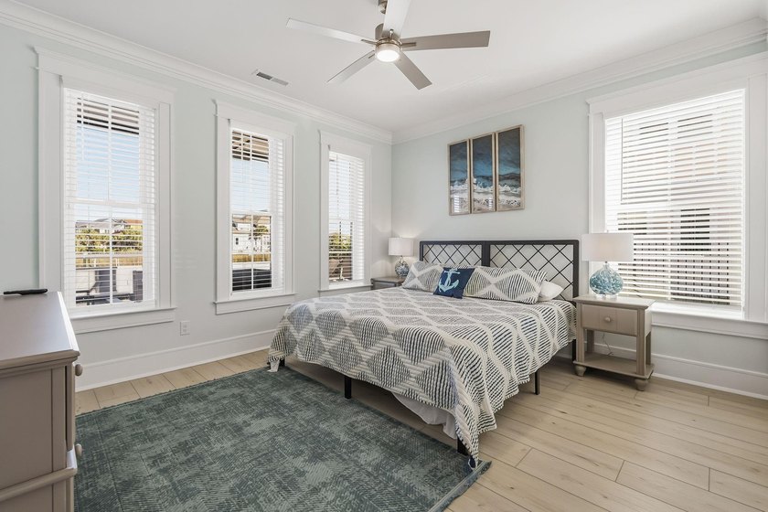 Waterfront six-bedroom, six-bathroom, custom-built 2024 - photo 32