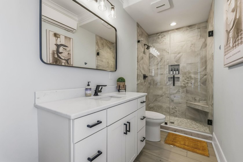 Waterfront six-bedroom, six-bathroom, custom-built 2024 - photo 34