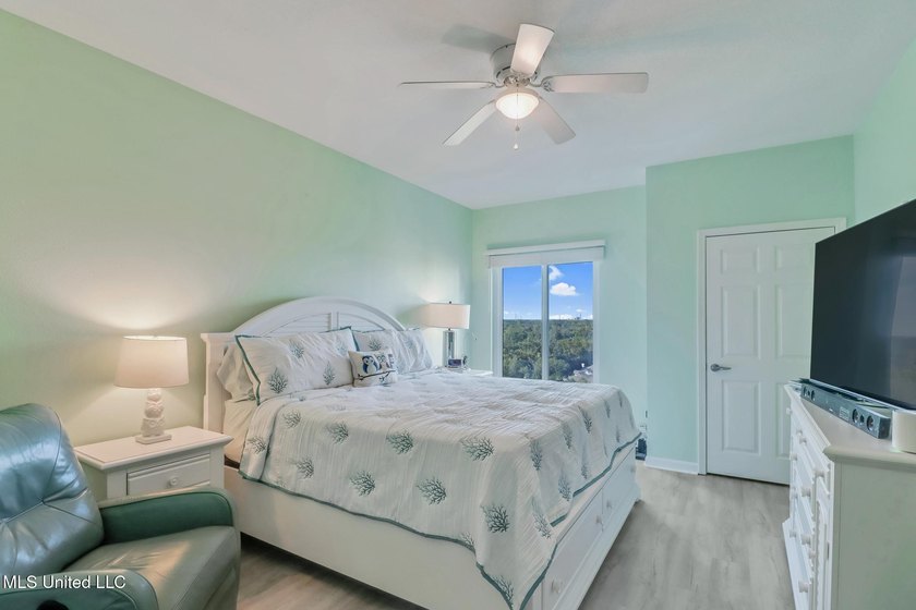 Fantastic Corner Unit at Legacy Condos! This beautiful 10th - photo 16