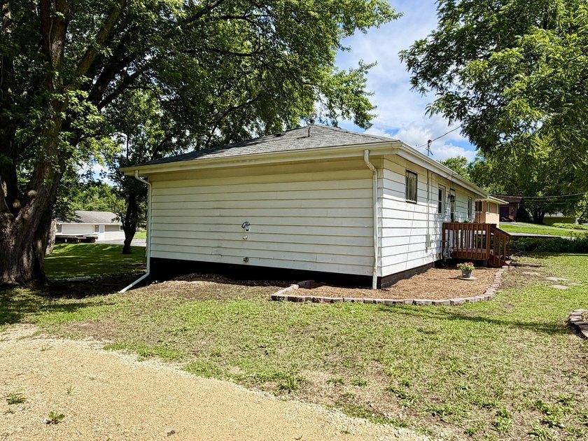 RARE TURNKEY ROCK RIVER COTTAGE! Fully renovated 3 bedroom, 1 - photo 17