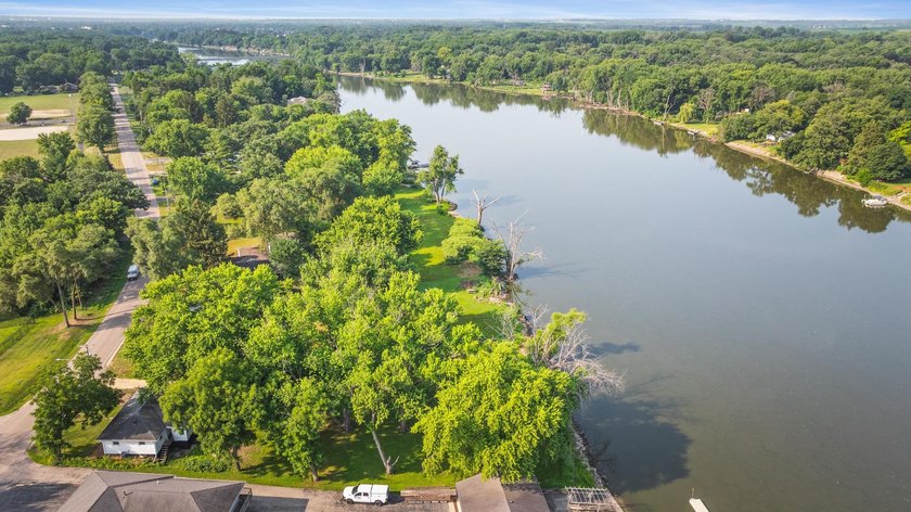 RARE TURNKEY ROCK RIVER COTTAGE! Fully renovated 3 bedroom, 1 - photo 20