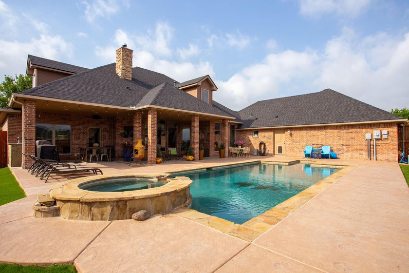 Stunning traditional 5-bed, 4-bath home with open main living - photo 3