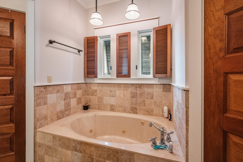 Stunning Lakefront Retreat with Custom Woodwork &amp; Westerly - photo 42