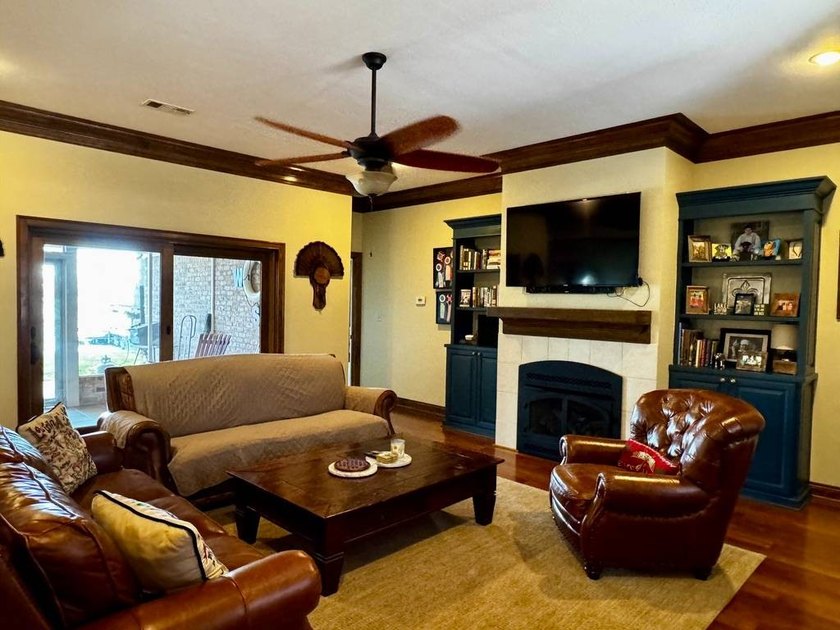 This 2006 custom built Lakehouse boast high ceilings 3 bedrooms - photo 15