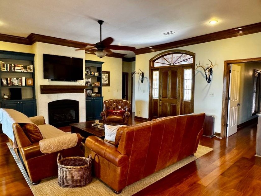 This 2006 custom built Lakehouse boast high ceilings 3 bedrooms - photo 17