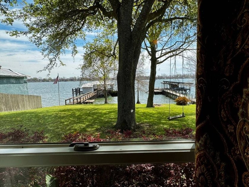 This 2006 custom built Lakehouse boast high ceilings 3 bedrooms - photo 21
