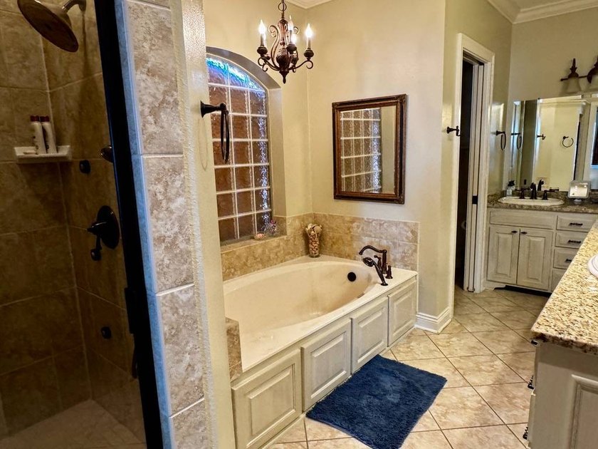 This 2006 custom built Lakehouse boast high ceilings 3 bedrooms - photo 23
