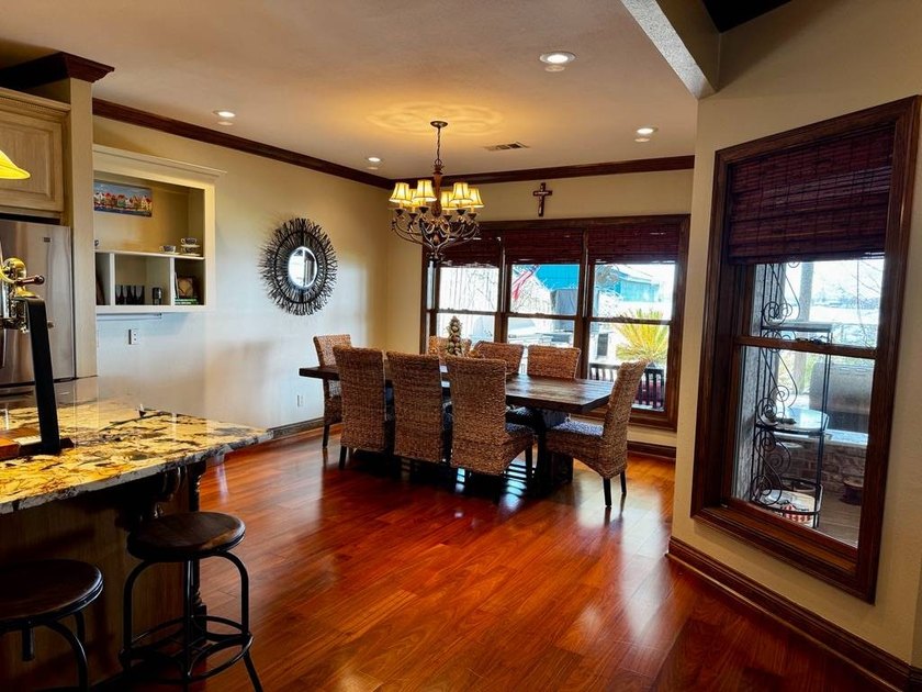 This 2006 custom built Lakehouse boast high ceilings 3 bedrooms - photo 31