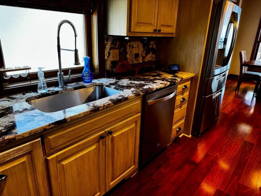 This 2006 custom built Lakehouse boast high ceilings 3 bedrooms - photo 35