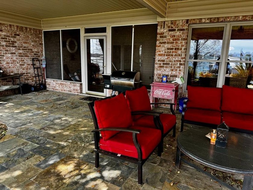 This 2006 custom built Lakehouse boast high ceilings 3 bedrooms - photo 42