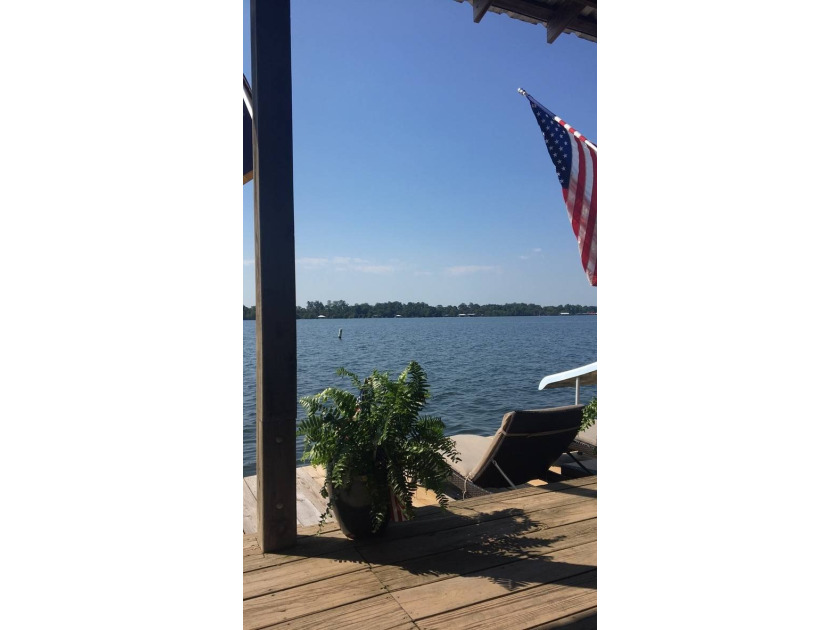 This 2006 custom built Lakehouse boast high ceilings 3 bedrooms - photo 57