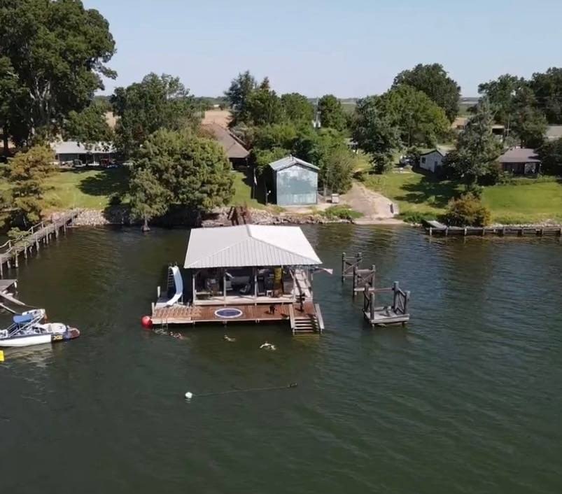 This 2006 custom built Lakehouse boast high ceilings 3 bedrooms - photo 59