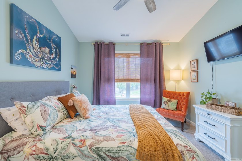 Beautifully updated 2-bedroom, 2-bath, single-level condo - photo 17
