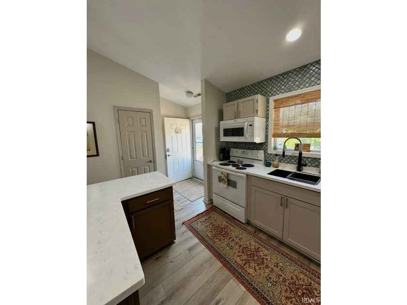 Beautifully updated 2-bedroom, 2-bath, single-level condo - photo 22