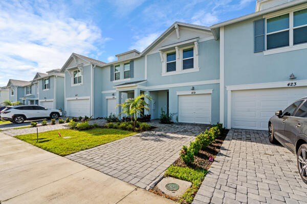 Step inside the versatile Pompano layout, where an open concept - photo 2